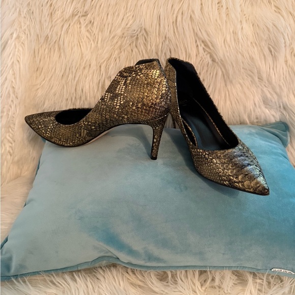 Butter Gold Heels Elegant Metallic Design - Picture 2 of 6